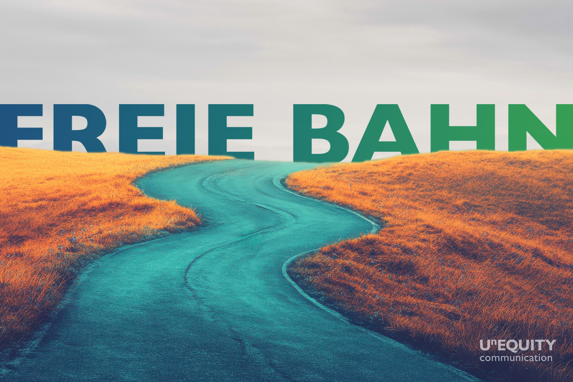 Eine kurvenreiche Straße. "Freie Bahn" lässt sich in der Ferne lesen, auf die die Straße hinführt.