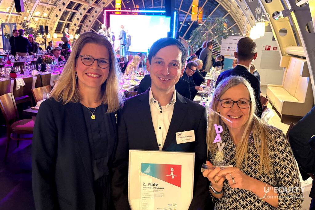 Große Freude bei Katy Lewerenz und Sebastian Baltres von Schaeffler sowie Simone Schmitt-Schillig beim Deutschen bAV-Preis 2026