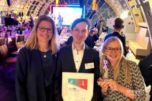 Große Freude bei Katy Lewerenz und Sebastian Baltres von Schaeffler sowie Simone Schmitt-Schillig beim Deutschen bAV-Preis 2026